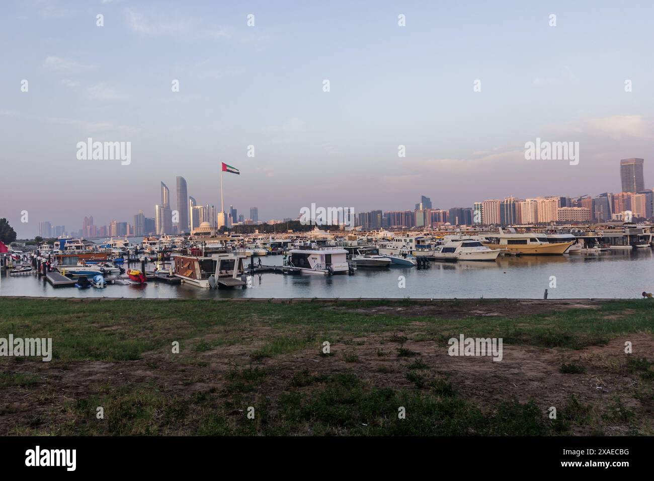 Abu Dhabi, Emirati Arabi Uniti - 27 aprile 2024: Il porto si trova di fronte al Marina Mall di Abu Dhabi Foto Stock