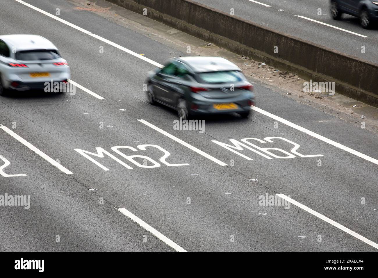 Una sezione dell'autostrada M62 a Tingley vicino Leeds, West Yorkshire. La M62 è un'autostrada trans-Pennine lunga 107 miglia (172 km) ovest-est nell'Inghilterra settentrionale, che collega Liverpool e Hull via Manchester, Bradford, Leeds e Wakefield; 7 miglia (11 km) del percorso è condiviso con l'autostrada orbitale M60 intorno a Manchester. La strada fa parte delle Euroroutes E20 (da Shannon a San Pietroburgo) e E22 (da Holyhead a Ishim). Foto Stock