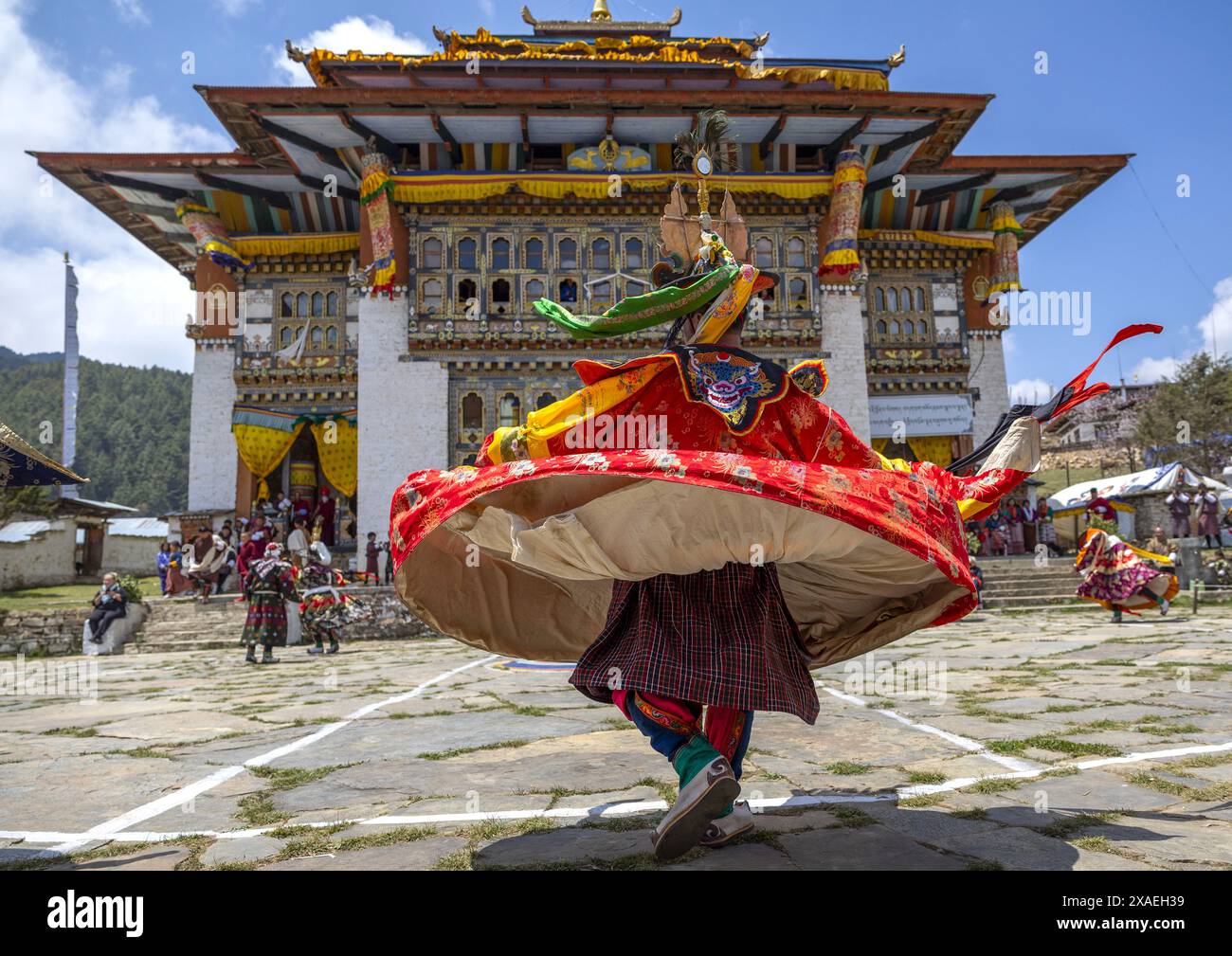 Danza dei cappelli durante il festival Ura Yakchoe, Bumthang, Ura, Bhutan Foto Stock