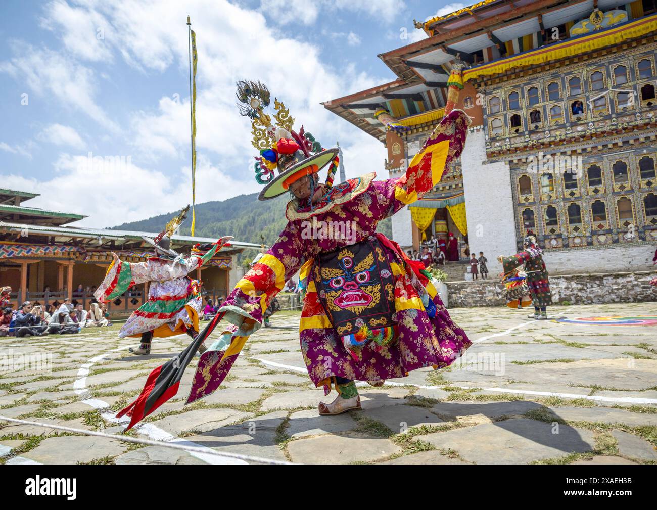 Danza dei cappelli durante il festival Ura Yakchoe, Bumthang, Ura, Bhutan Foto Stock