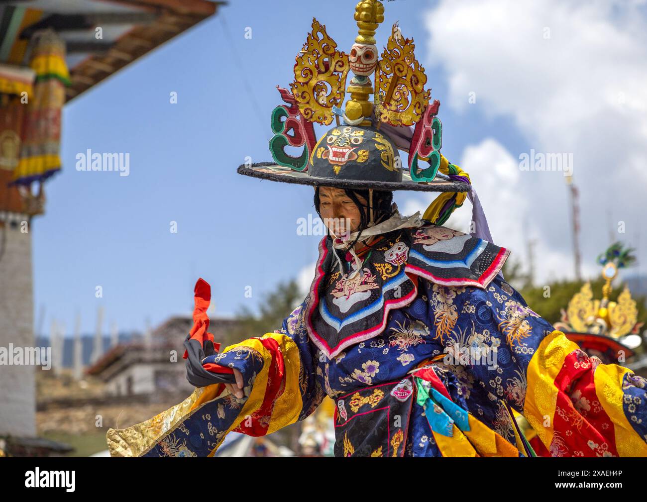 Danza dei cappelli durante il festival Ura Yakchoe, Bumthang, Ura, Bhutan Foto Stock