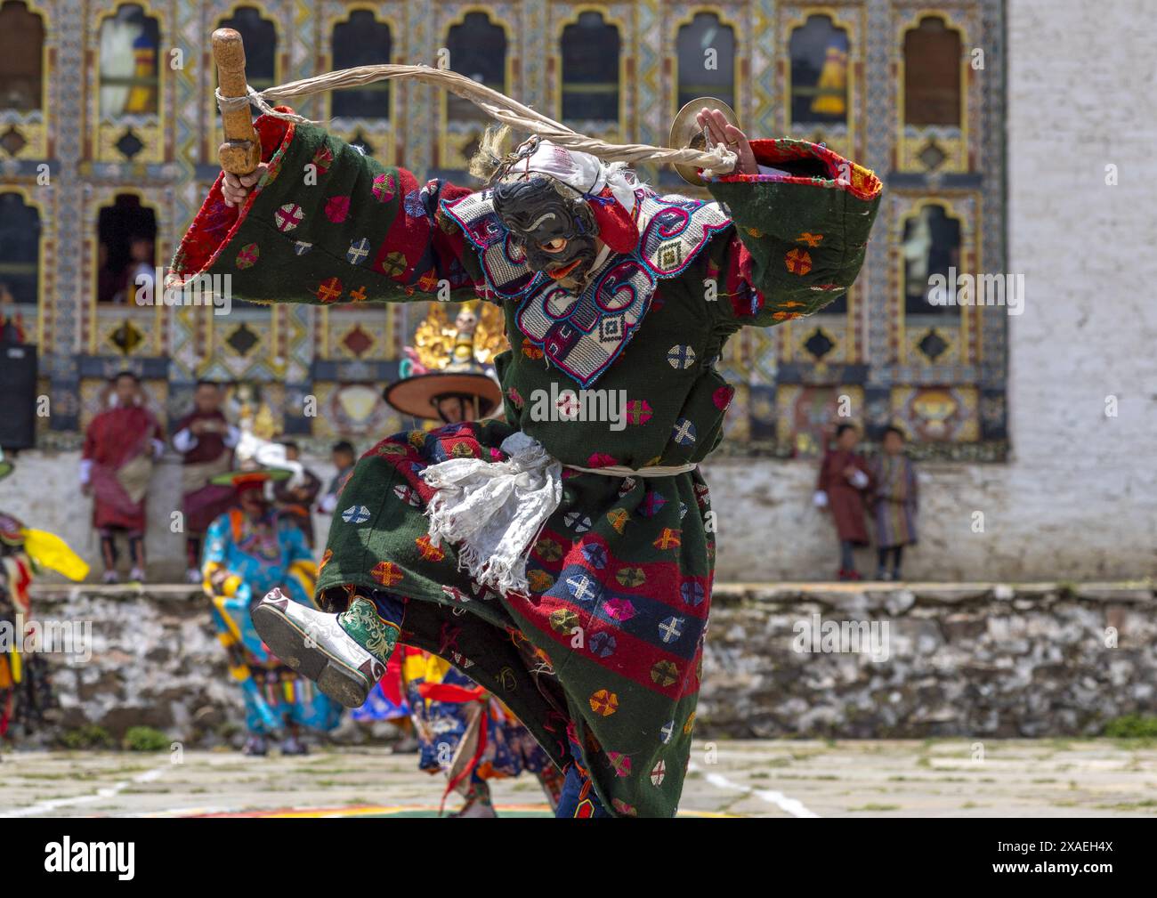 Danza dei cappelli durante il festival Ura Yakchoe, Bumthang, Ura, Bhutan Foto Stock