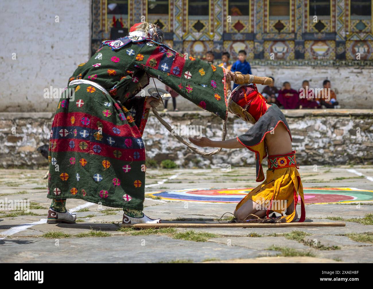 Atsara mascherate all'annuale Ura Yakchoe festival, Bumthang, Ura, Bhutan Foto Stock