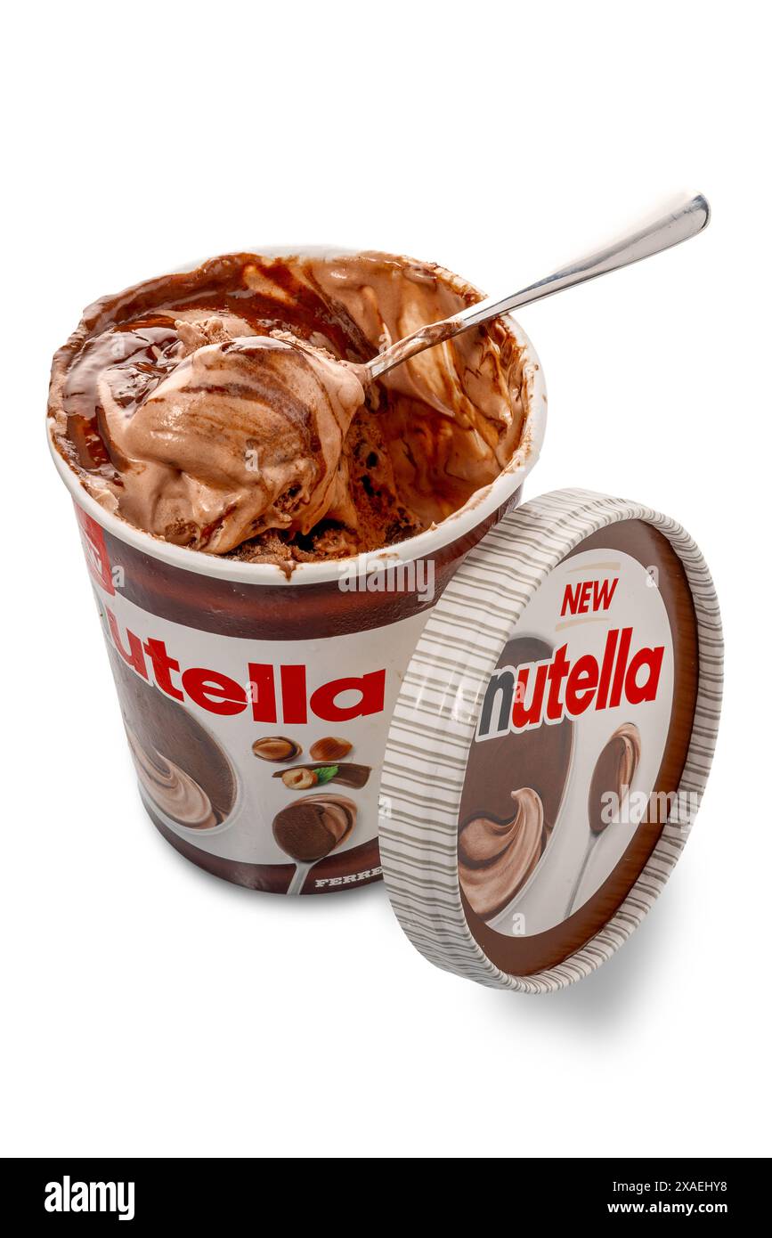 Italia - 06 giugno 2024: Gelato alla Nutella Ferrero in vaso con cucchiaino pieno di cioccolato e gelato alla nocciola, novità per l'estate 2024 Foto Stock