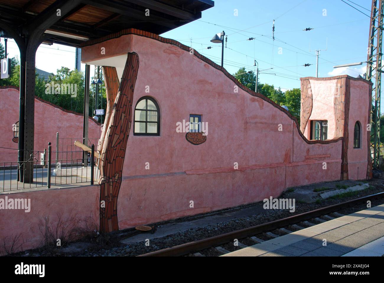 12.08.2012 Uelzen/ Hundertwasserbahnhof Deutschland/ Niedersachsen/ Uelzen/ Hauptbahnhof/ Hundertwasserbahnhof/ Außenbereich/ Außenansicht/ umgestaltete Bahnsteige/ Farben/ Formen/ Strukturen/ Oberflächen *** 12 08 2012 stazione Uelzen Hundertwasser Germania bassa Sassonia Uelzen Hauptbahnhof Hundertwasser superfici esterne ridisegnate Foto Stock