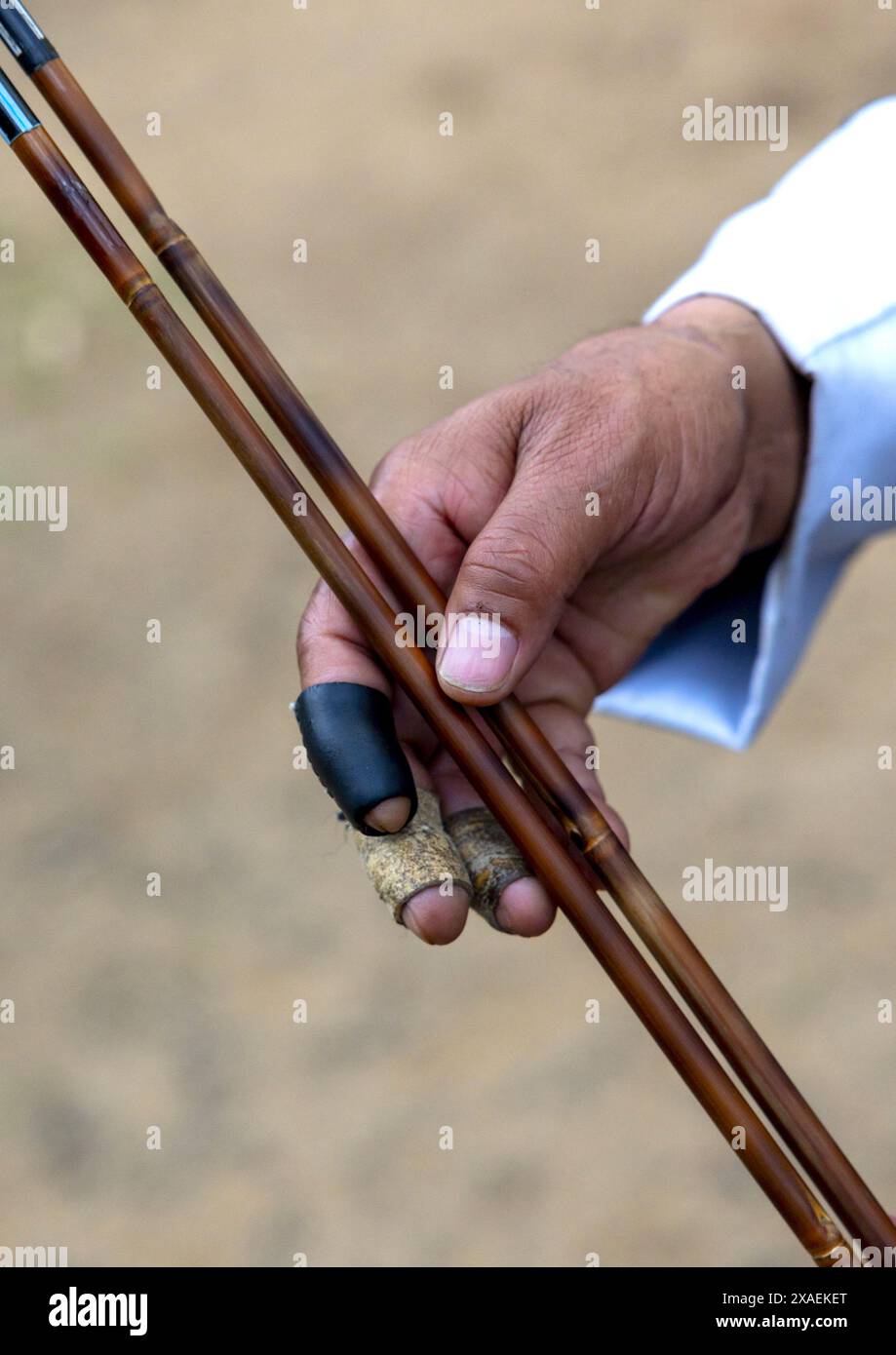 arciere bhutanese mano su un campo di tiro con l'arco, Chang Gewog, Thimphu, Bhutan Foto Stock