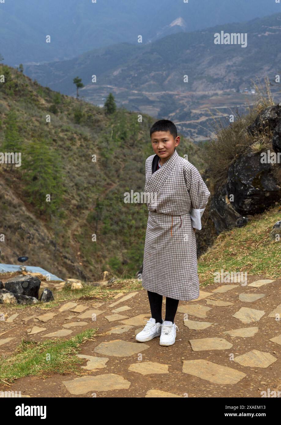 Ritratto di un ragazzo bhutanese sulle colline, Paro, Drakarpo, Bhutan Foto Stock