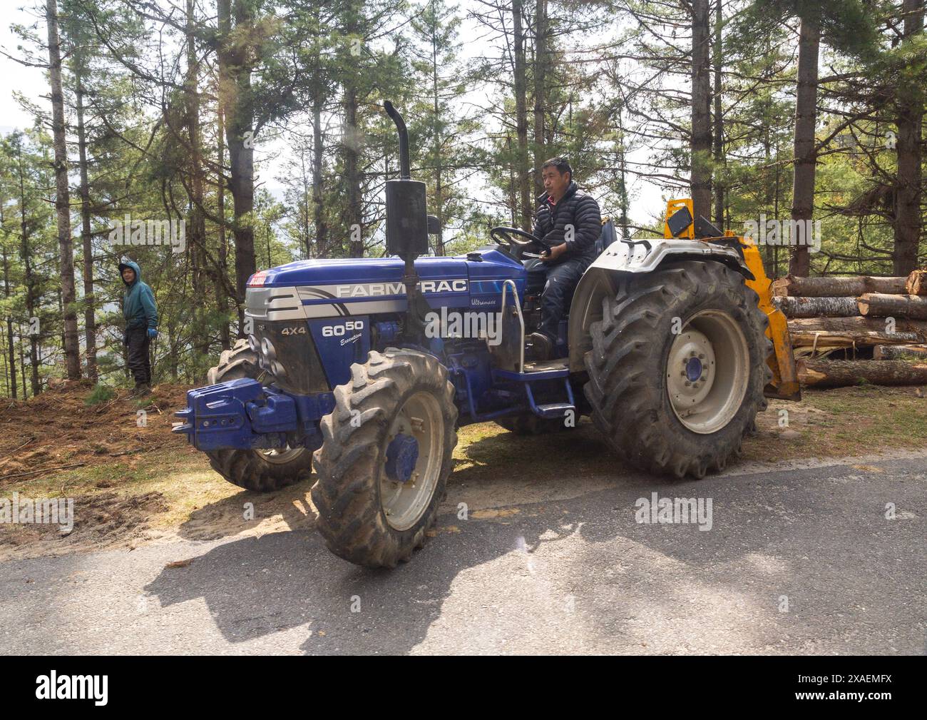 Trattore nella foresta, Chhoekhor Gewog, Bumthang, Bhutan Foto Stock