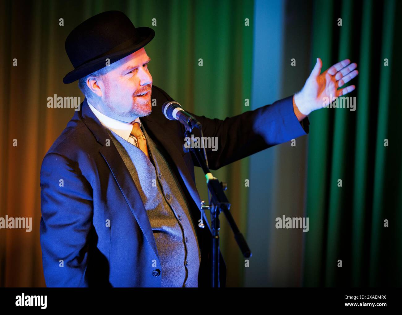 Michael Warlock Magician, Human Menagerie Cabaret Show, Southend-on-Sea, Essex © Clarissa Debenham (Film Free Photography) / Alamy Foto Stock