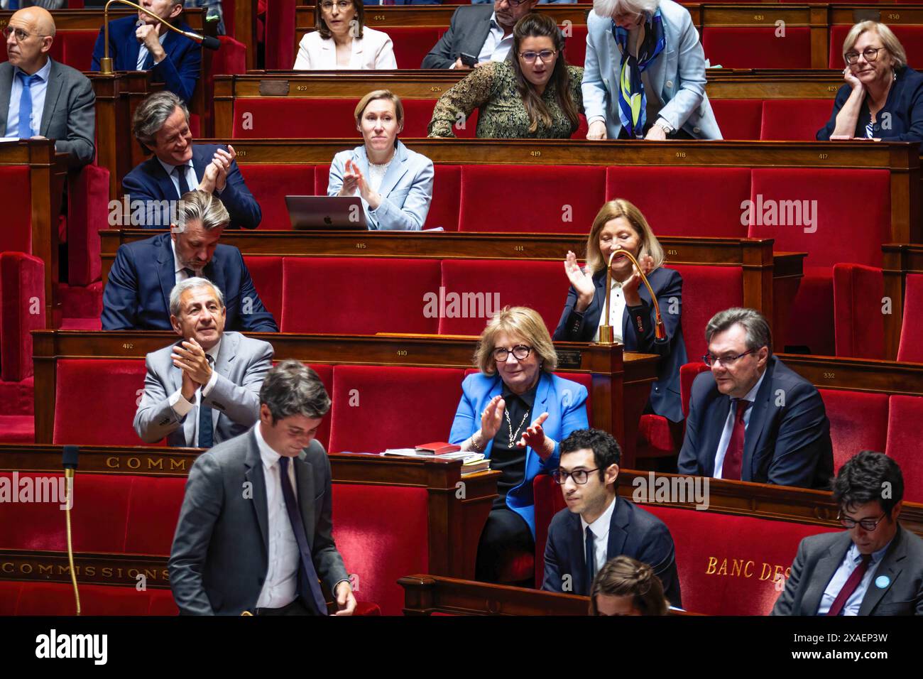 Parigi, Francia. 5 giugno 2024. I deputati del gruppo rinascimentale plaudono al discorso del Premier Ministro Gabriel Attal all'Assemblea Nazionale. Una sessione settimanale di interrogatorio del primo ministro francese Gabriel Attal si svolge nell'Assemblea Nazionale al Palais Bourbon di Parigi. Credito: SOPA Images Limited/Alamy Live News Foto Stock