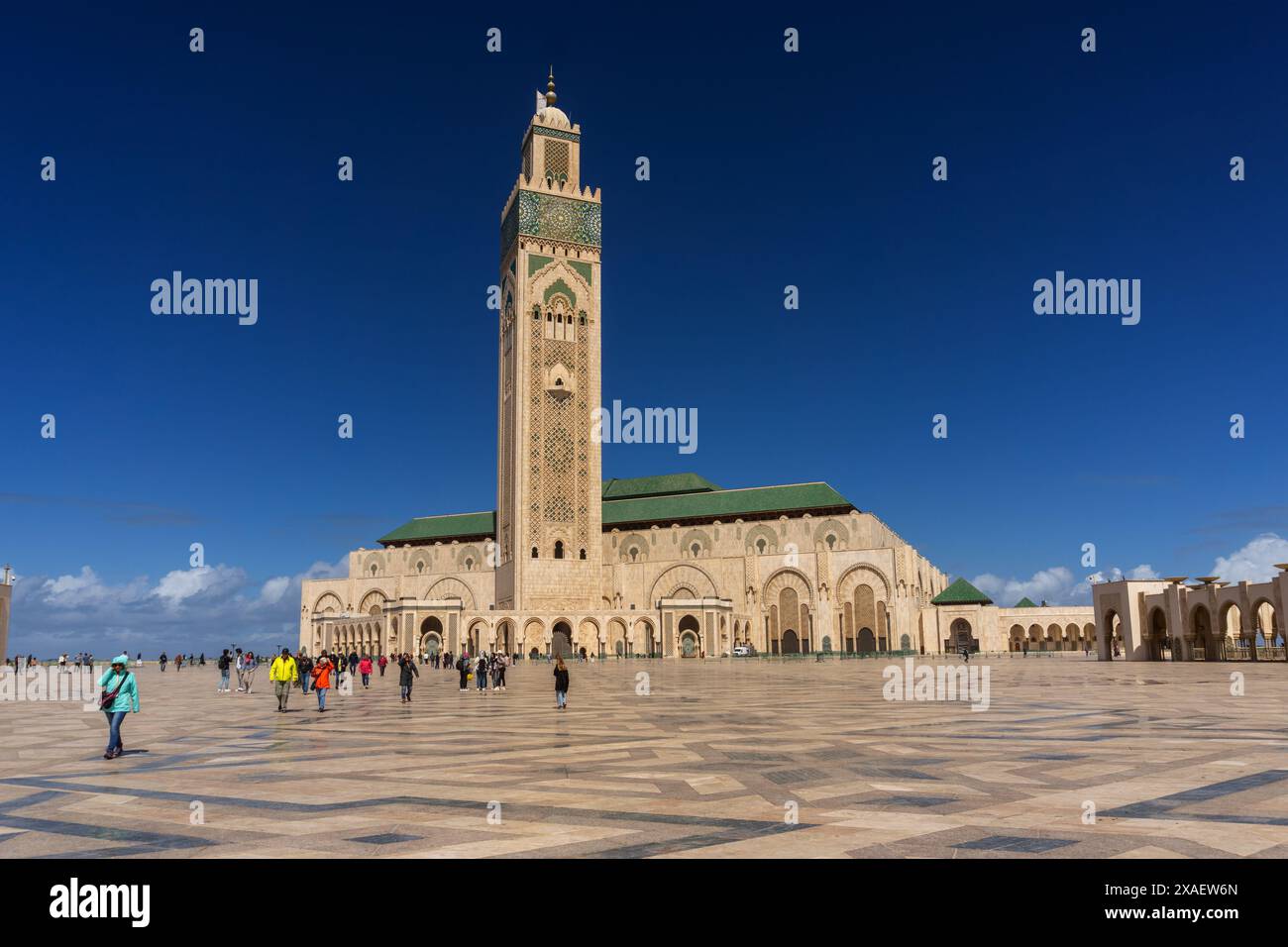 Casablanca, Marocco - 29 marzo 2024: Vista dell'esterno e del minareto della Moschea di Hassan II a Casablanca Foto Stock