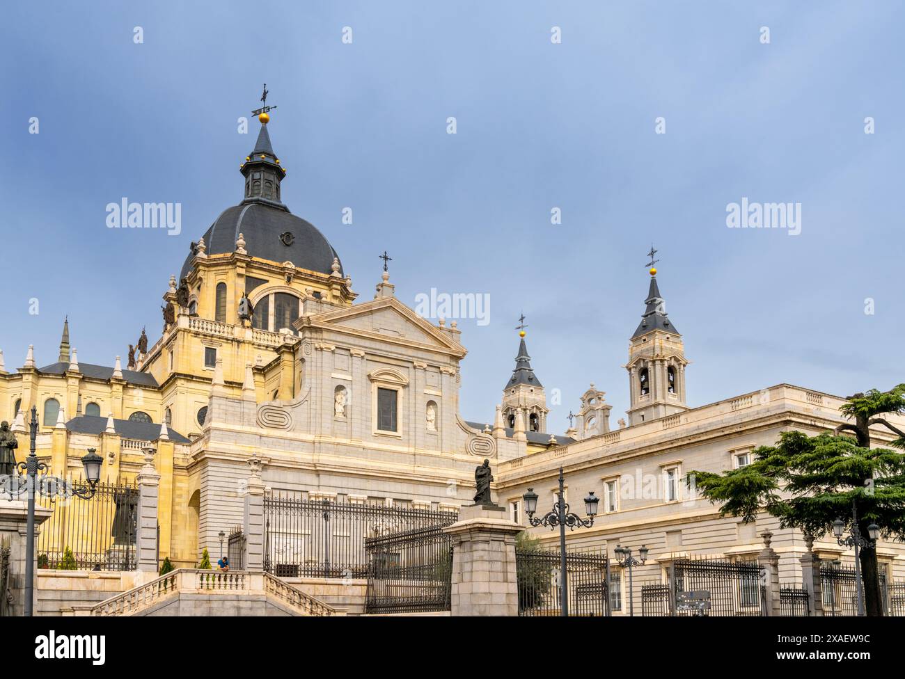 Madrid, Spagna - 6 aprile 2024: Vista della Cattedrale dell'Almudena vicino al Palazzo reale nel centro di Madrid Foto Stock