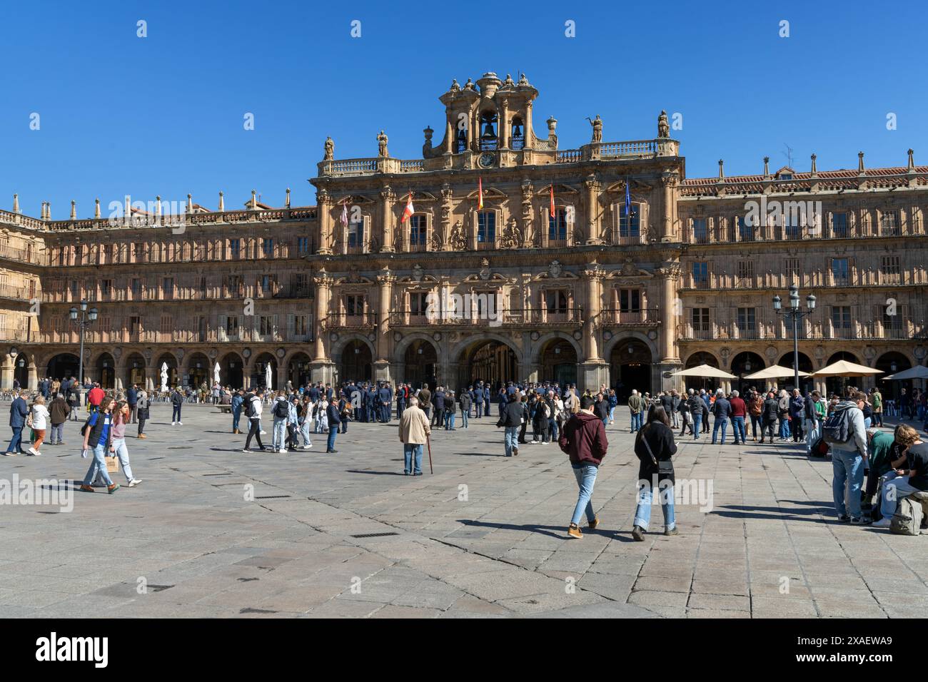 Salamanca, Spagna - 9 aprile 2024: Vista sulla piazza di Plaza Mayor nella storica città vecchia di Salamanca Foto Stock