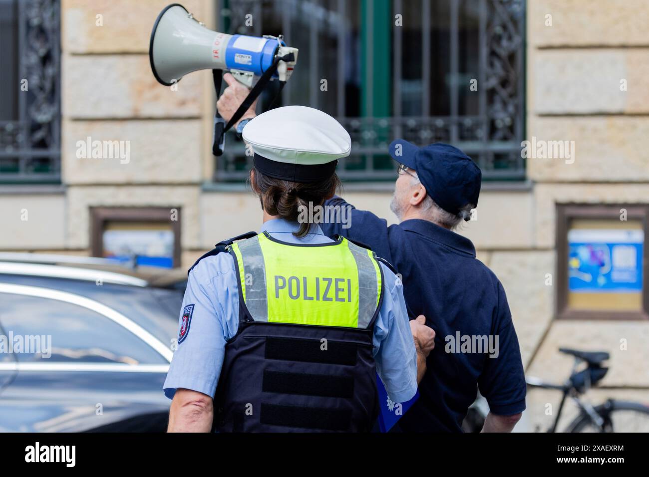 Duesseldorf, Germania. 6 giugno 2024. Un agente di polizia di Schadowplatz ha portato via un piantagrane durante l'ultimo impulso della campagna del FDP per le elezioni europee del 2024. Crediti: Rolf Vennenbernd/dpa/Alamy Live News Foto Stock