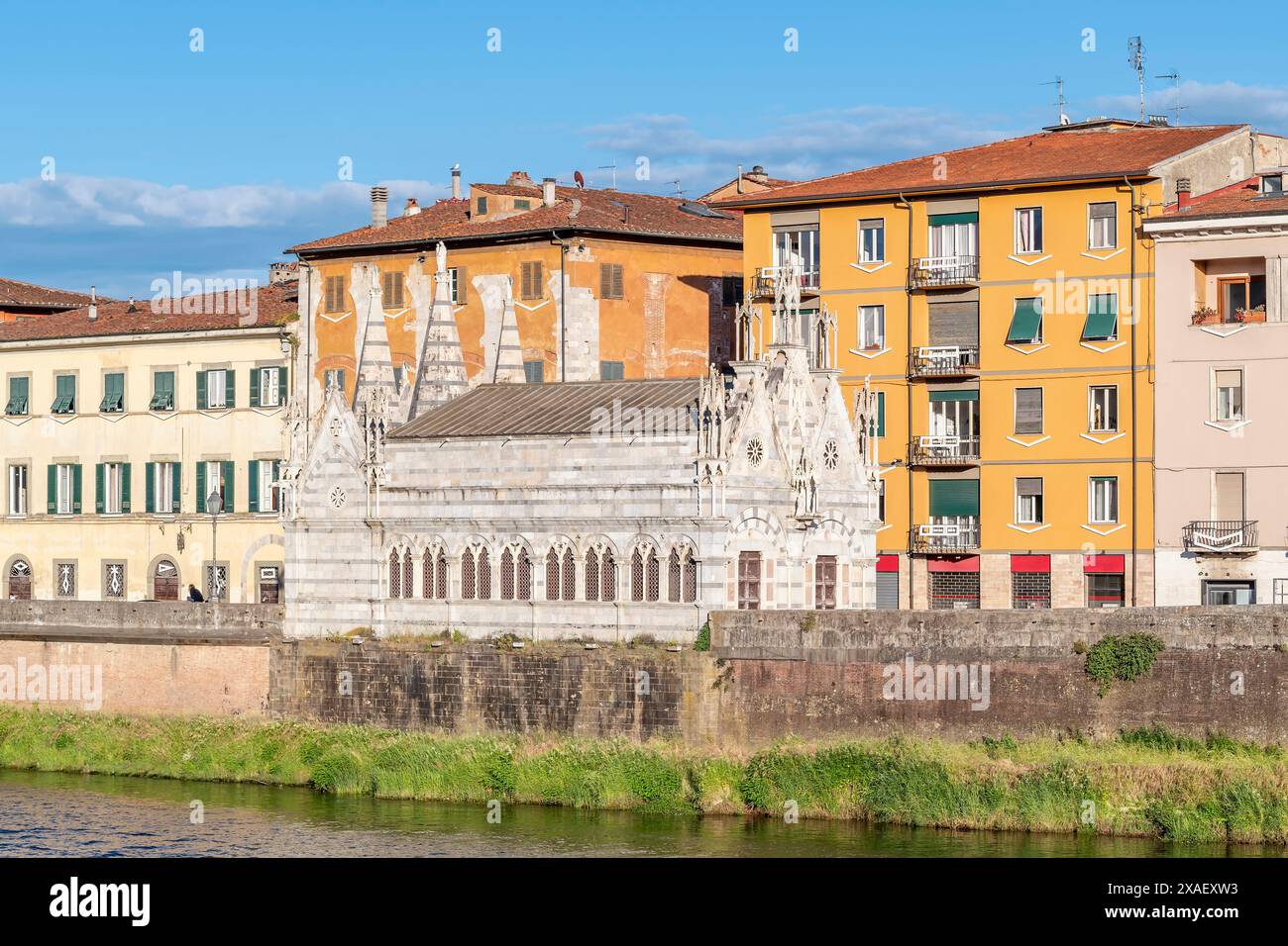 Santa Maria della spina è una chiesa in stile gotico pisano situata a Pisa, in Italia, sulle rive del fiume Arno Foto Stock