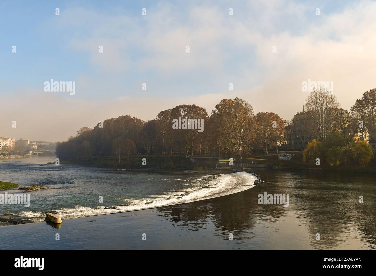 Vista del po con il parco del fiume Ignazio Michelotti e il Ponte Regina Margherita sullo sfondo in autunno, Torino, Piemonte, Italia Foto Stock