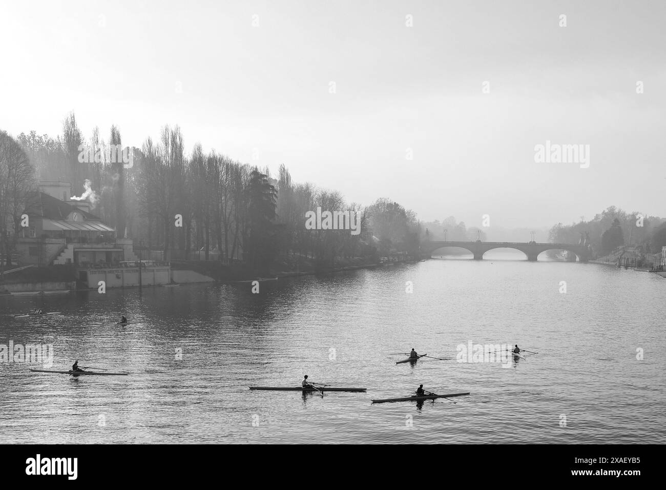 Veduta elevata di un gruppo di canottieri che si allenano sul po con sullo sfondo il ponte Umberto i in autunno, Torino, Piemonte, Italia Foto Stock