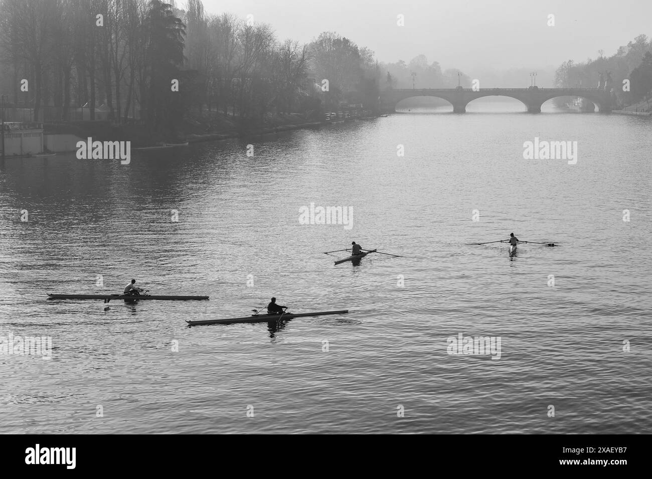 Veduta elevata di un gruppo di canottieri che si allenano sul po con sullo sfondo il ponte Umberto i in autunno, Torino, Piemonte, Italia Foto Stock