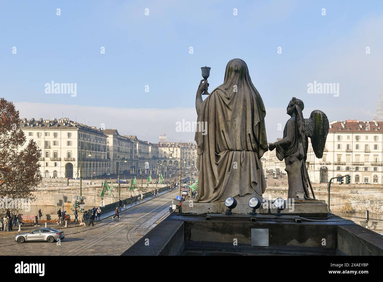 Veduta posteriore della statua fede di fronte alla chiesa della Gran madre di Dio, con il ponte Vittorio Emanuele i sullo sfondo, Torino, Italia Foto Stock