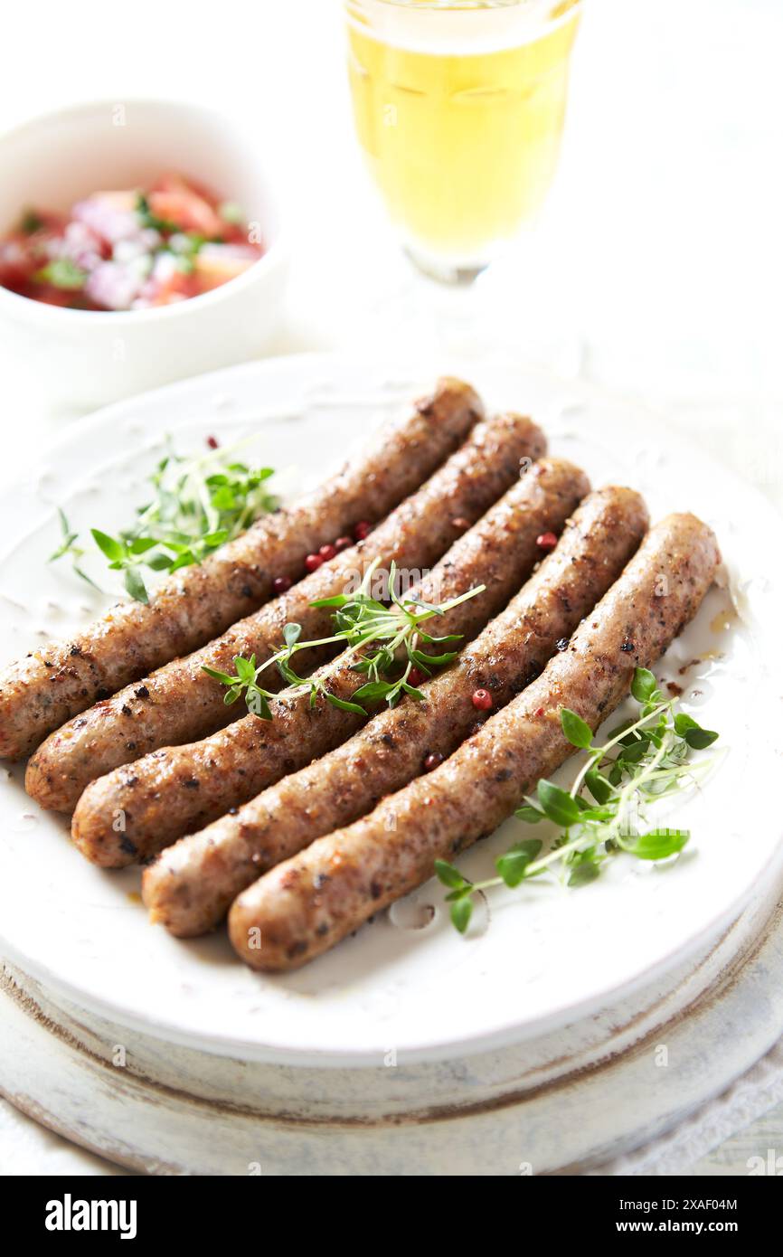 Salsicce bianche arrostite su sfondo di legno luminoso. Copia spazi. Foto Stock