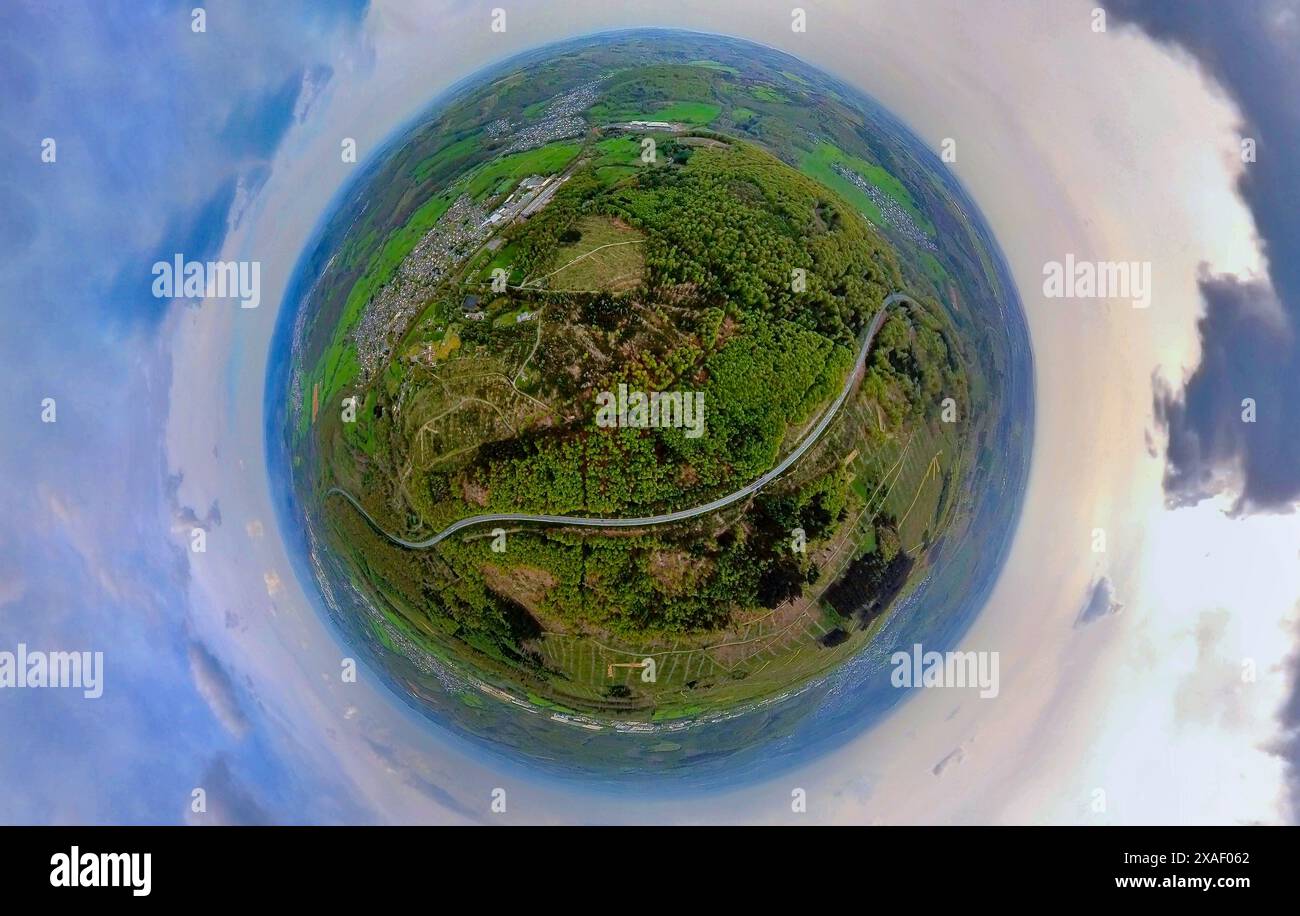 Vista aerea, foresta e riserva naturale Großer Stein con strada federale B54, blocco basalto in cima alla collina, globo terrestre, immagine fisheye, immagine a 360 gradi, Foto Stock