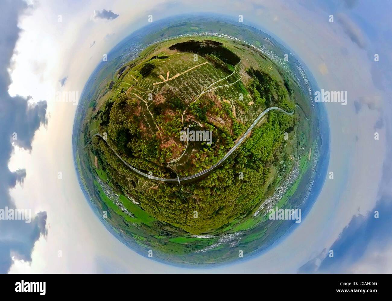 Vista aerea, foresta e riserva naturale Großer Stein con strada federale B54, blocco basalto in cima alla collina, globo terrestre, immagine fisheye, immagine a 360 gradi, Foto Stock