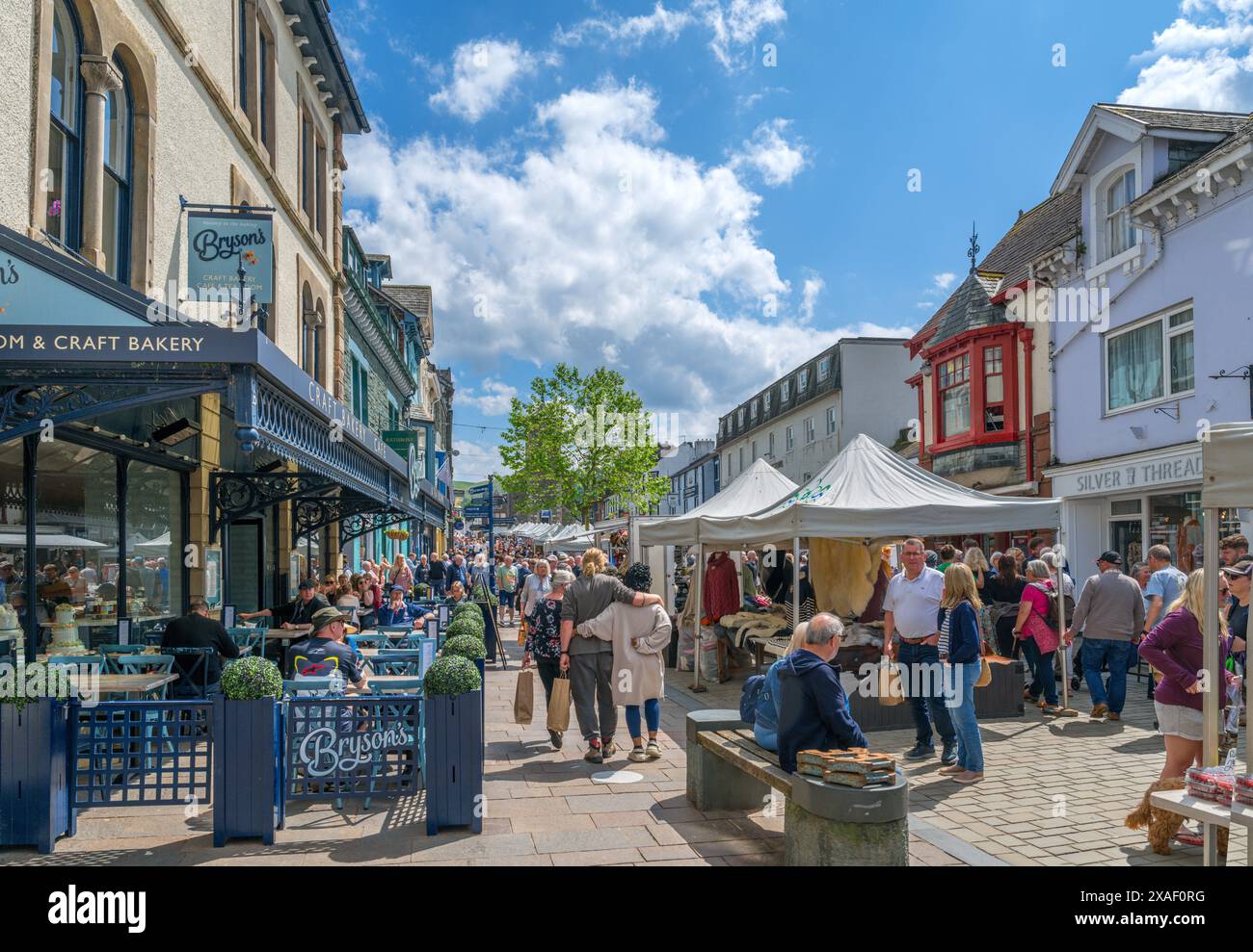 Mercato del sabato su Main Street, Keswick, Lake District, Cumbria, Regno Unito Foto Stock
