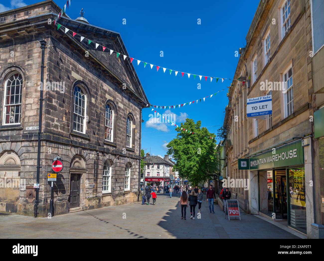 I negozi e il Museo su Market Street nel centro di Lancaster, Lancashire, Regno Unito Foto Stock