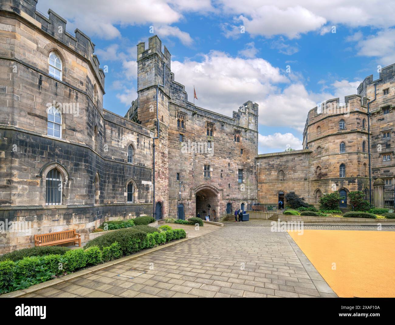 Vista verso la 15thC portineria del castello di Lancaster, una prigione di categoria C fino al 2011, Lancaster, Lancashire, Regno Unito Foto Stock