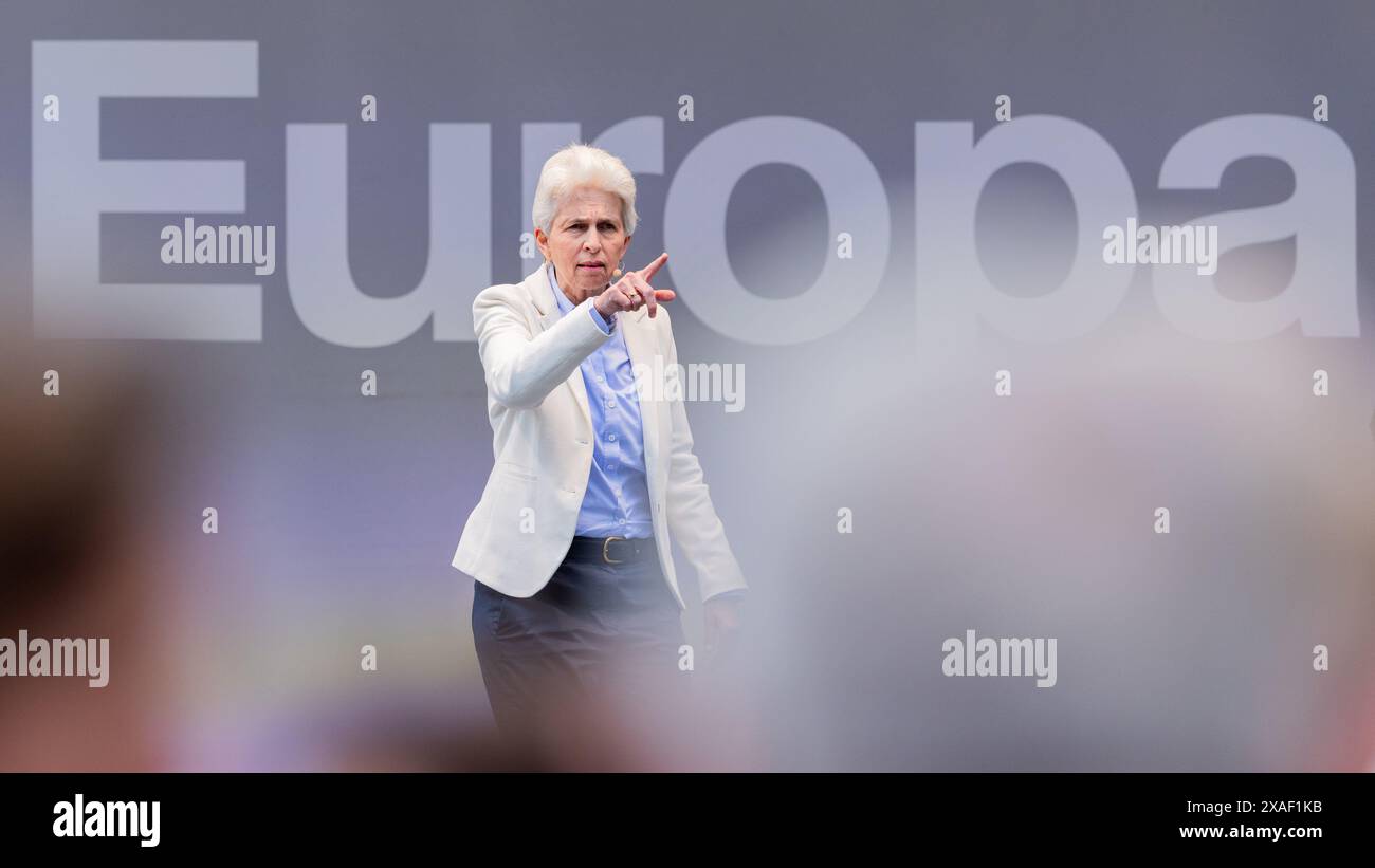 Duesseldorf, Germania. 6 giugno 2024. Marie-Agnes Strack-Zimmermann, candidata di punta, parla allo slancio finale del FDP per le elezioni europee del 2024 a Schadowplatz. Crediti: Rolf Vennenbernd/dpa/Alamy Live News Foto Stock