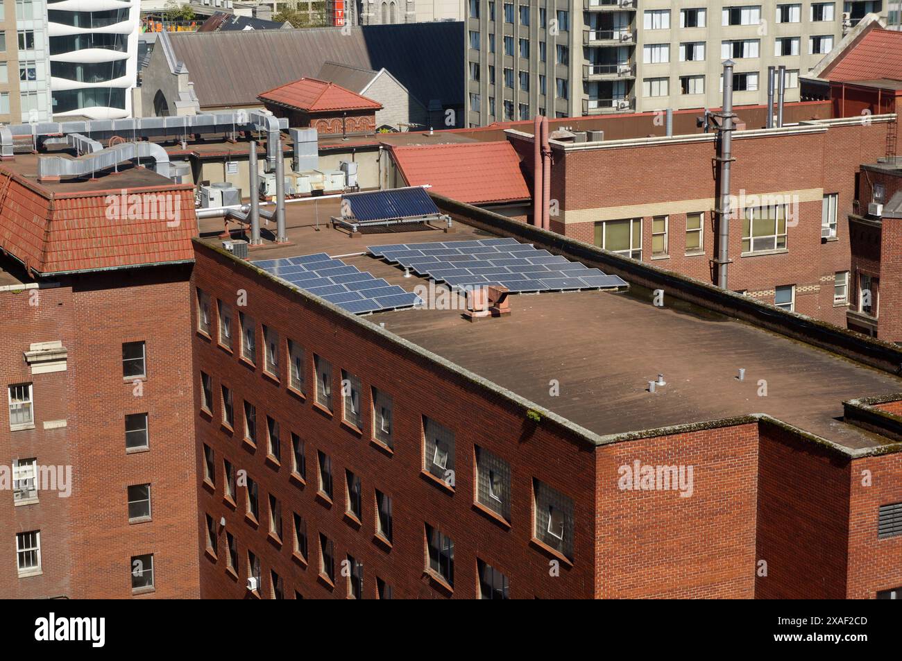 Pannelli solari o celle fotovoltaiche sul tetto dell'ospedale St. Paul nel centro di Vancouver, BC, Canada Foto Stock