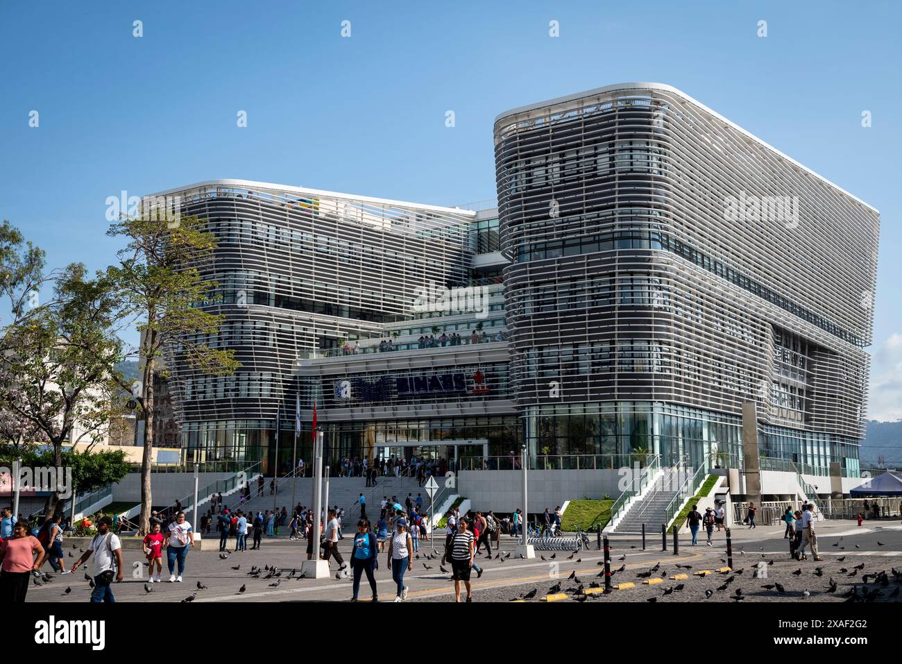 Biblioteca nazionale di El Salvador in Plaza Gerardo Barrios, nota anche come Civic Plaza, costruita con la collaborazione della Cina e aperta nel 2023, Foto Stock