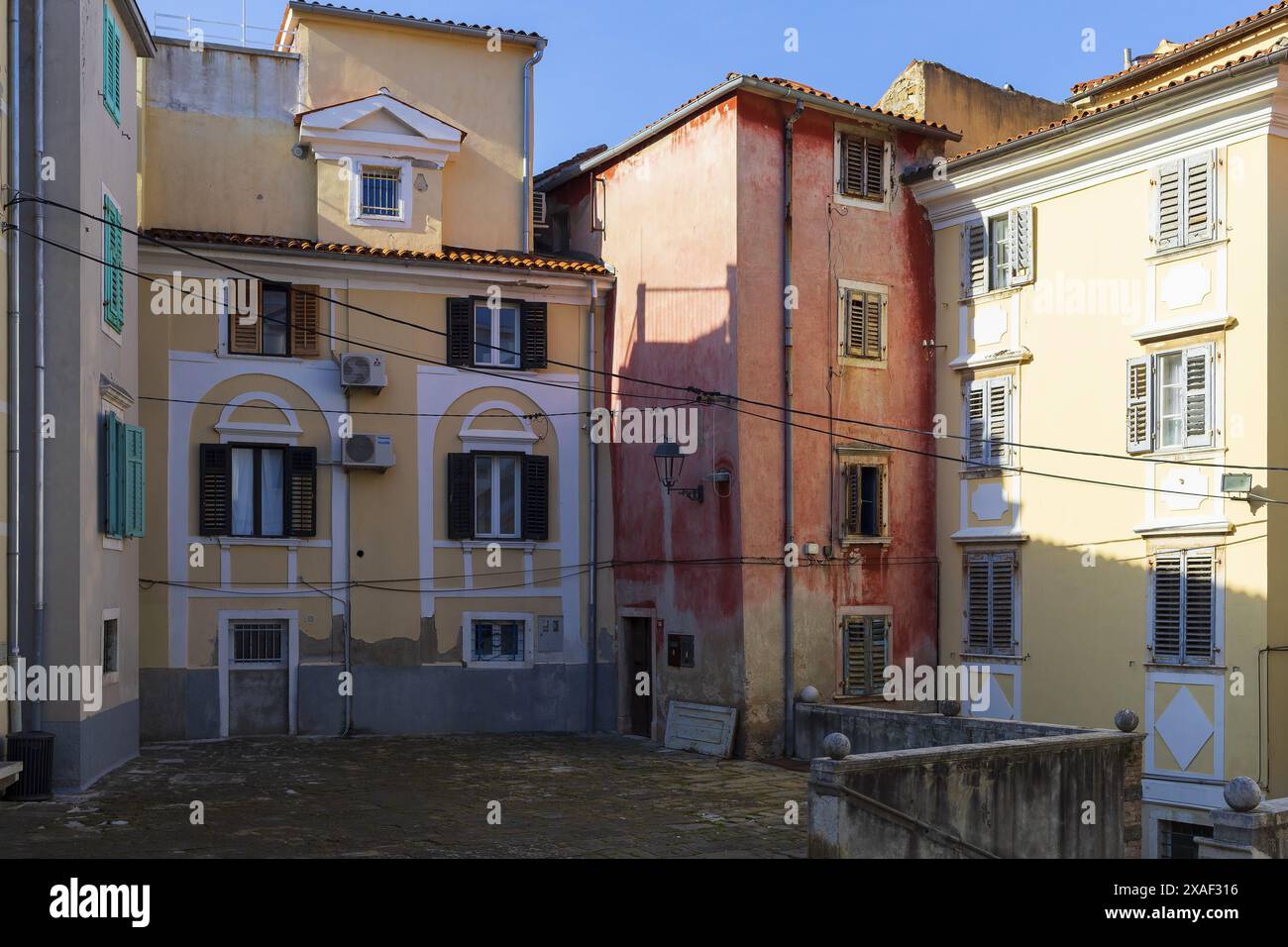 Foto di un antico centro della vecchia città slovena di Pirano in una soleggiata giornata estiva Foto Stock