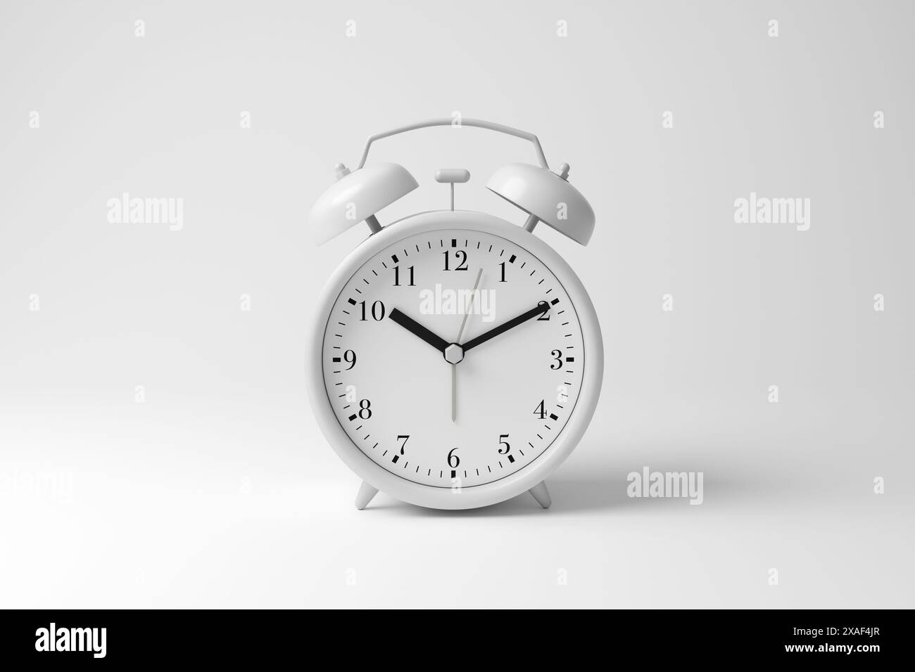 Sveglia bianca su sfondo bianco monocromatico e minimalista. Illustrazione del concetto di chiamate mattutine, tempistiche, orari e puntualità Foto Stock