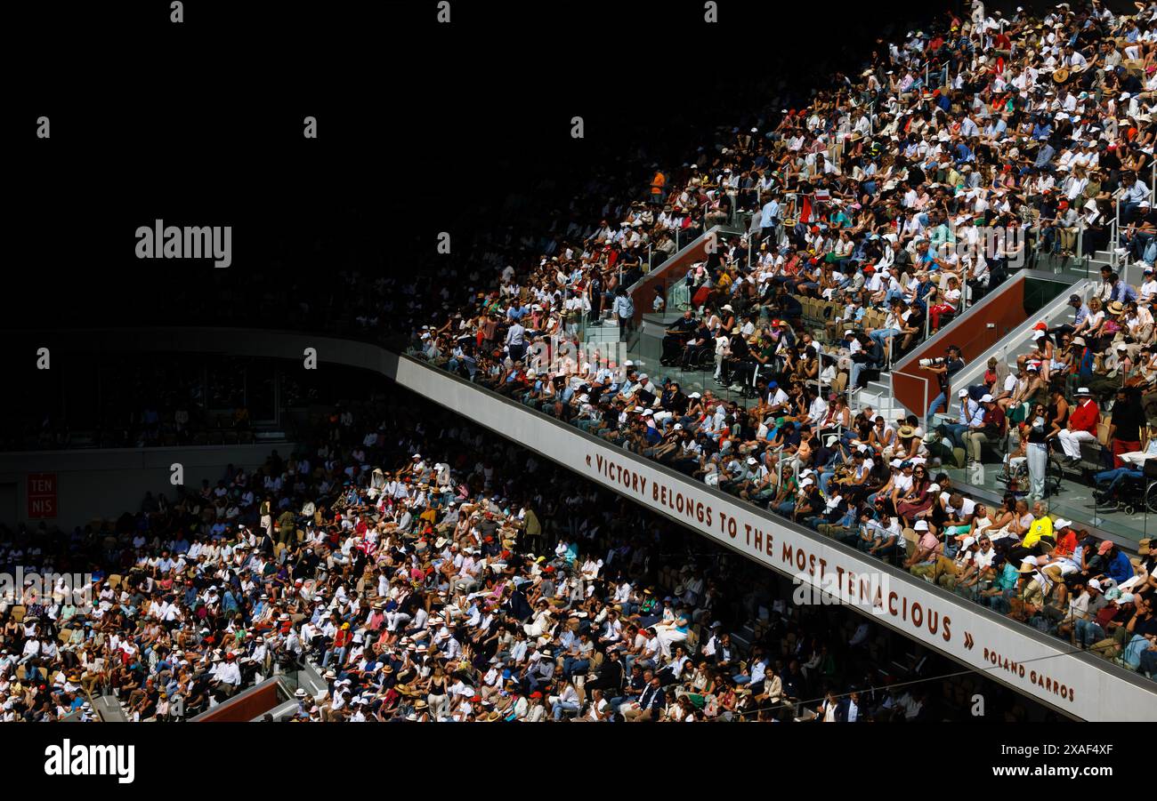 Roland Garros, 06 giugno 2024: Una vista generale della folla sulla Corte Philippe Chatrier durante l'Open di Francia 2024. Alamy Live News/corleve Foto Stock