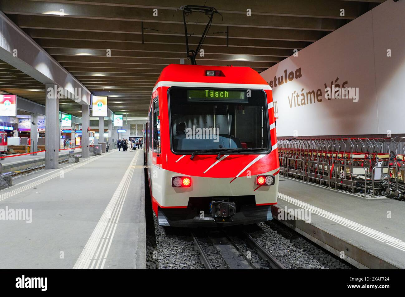 Locomotiva della navetta Zermatt della Matterhorn Gotthard Bahn (MGB) da Täsch a Zermatt nelle Alpi svizzere, Canton Vallese, Svizzera Foto Stock