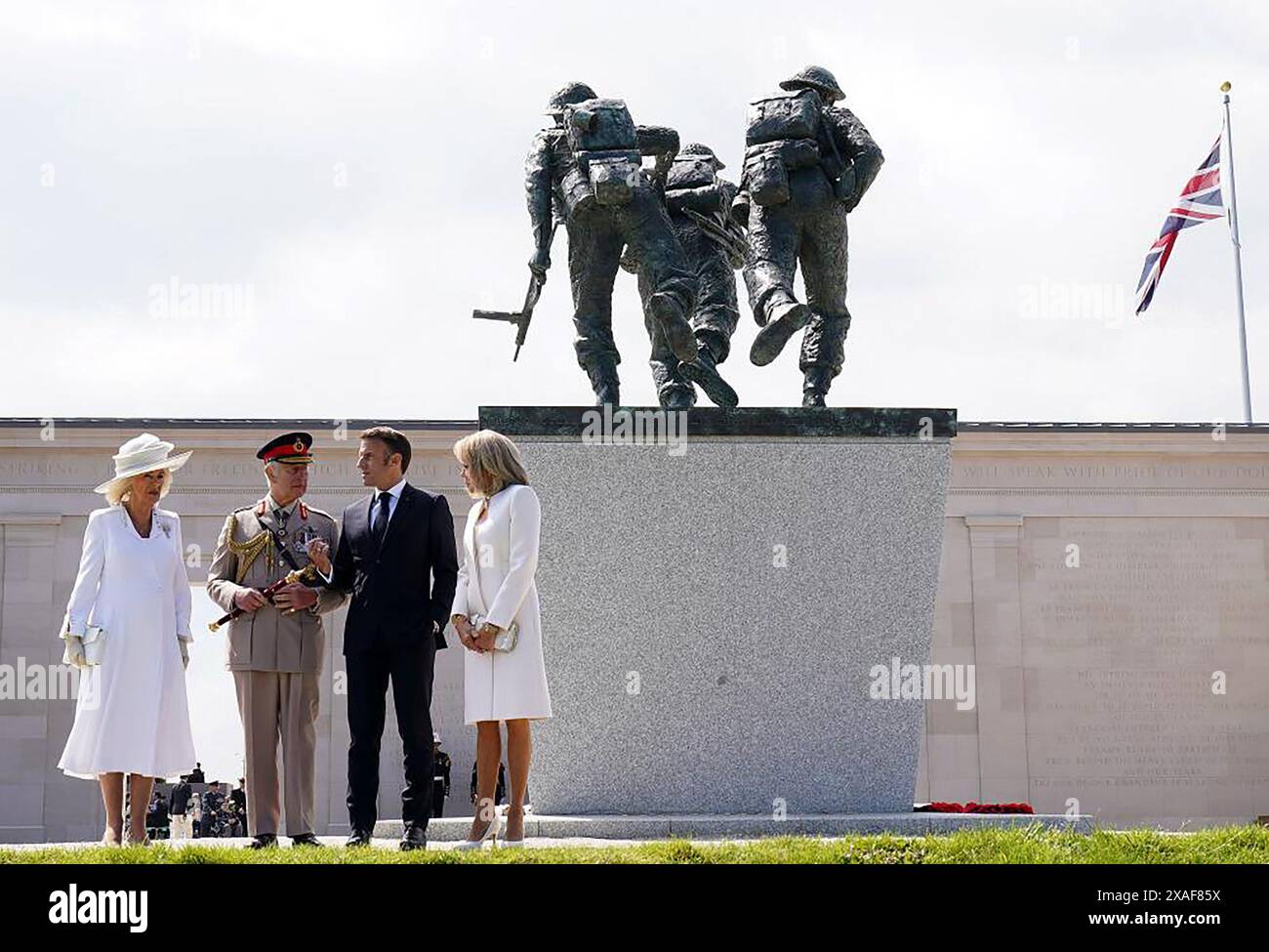 Normandia, Francia. 6 giugno 2024. Il re britannico Carlo III (2R), il presidente francese Emmanuel Macron (2L), la regina britannica Camilla (R) e la moglie del presidente francese Brigitte Macron si fermano durante la cerimonia commemorativa del ministero della difesa del Regno Unito e della Royal British Legion in occasione del 80° anniversario dello sbarco alleato del D-Day della seconda guerra mondiale in Normandia, al British Normandy Memorial della seconda guerra mondiale vicino al villaggio di Ver-sur-Mer che si affaccia su Gold Beach e Juno Beach nel nord-ovest della Francia, il giorno di Thureday il 6 giugno 2024. Foto di Embassy France in U.S/UPI. Crediti: UPI/Alamy Live News Foto Stock
