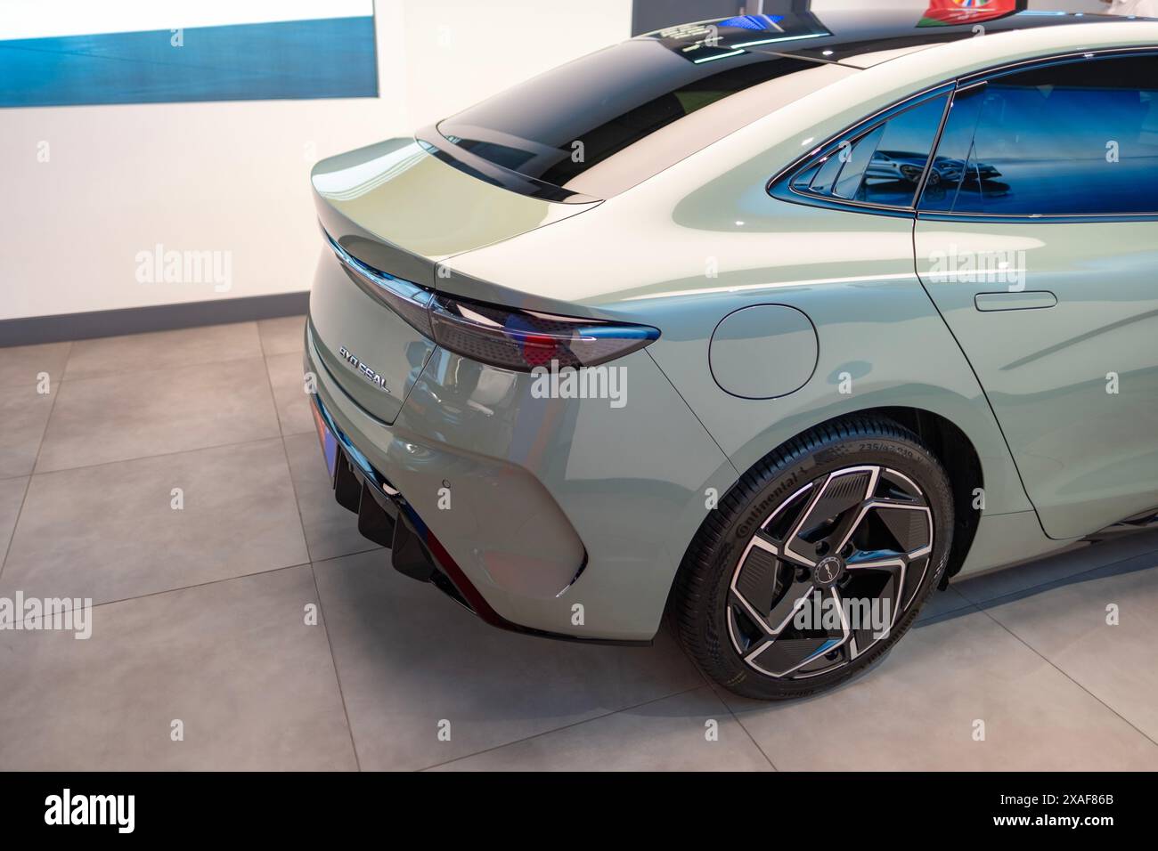 Vista posteriore dell'auto elettrica con sigillo BYD Green New Sage, SUV produttore cinese in Studio, Elegance Vehicle in showroom, innovazione nell'industria automobilistica sh Foto Stock