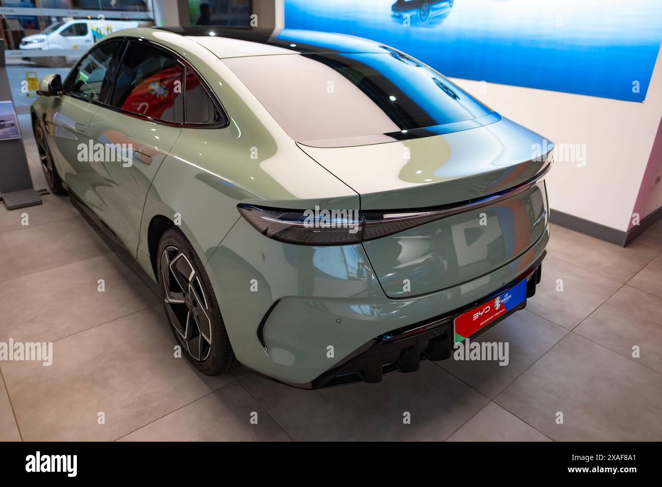Vista posteriore dell'auto elettrica con sigillo BYD Green New Sage, SUV produttore cinese in Studio, Elegance Vehicle in showroom, innovazione nell'industria automobilistica sh Foto Stock