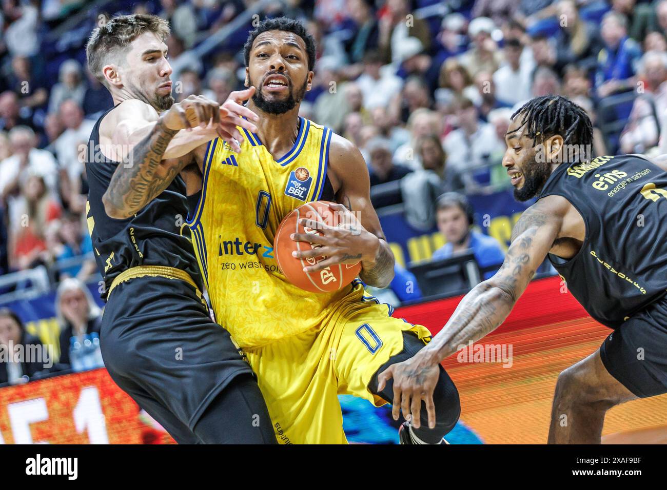 Berlino, Germania. 6 giugno 2024. Pallacanestro: Bundesliga, Alba Berlin - Niners Chemnitz, campionato, semifinale, 5° giorno, Uber Arena. Sterling Brown di Berlino (M) contro Wesley van Beck (l) e Jeff Garrett dei Niners Chemnitz. Crediti: Andreas Gora/dpa/Alamy Live News Foto Stock