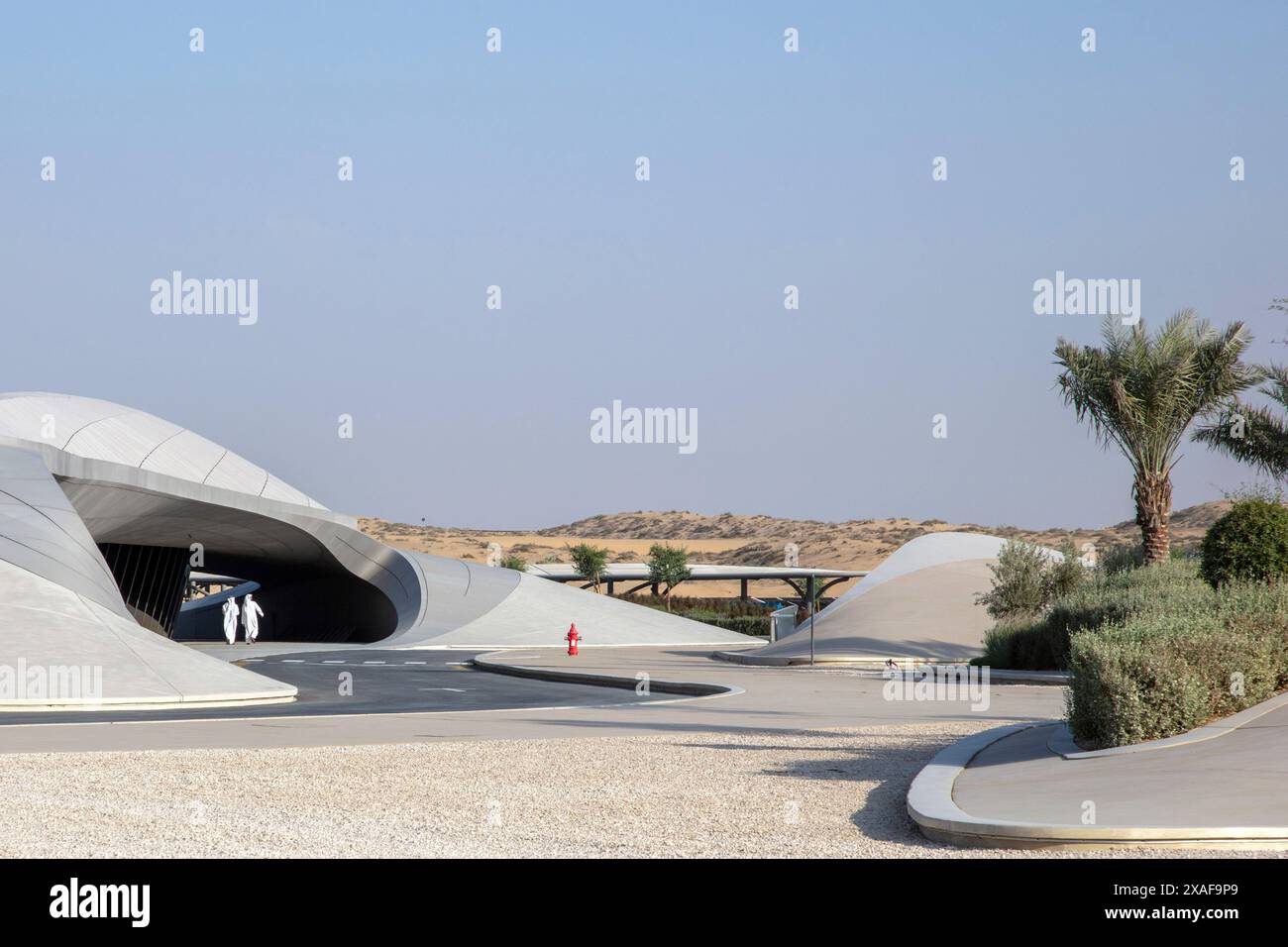 Una vista più lunga verso il retro dell'edificio. BEEAH Headquarters, Sharjah, Emirati Arabi Uniti. Architetto: Zaha Hadid Architects, 2022. Foto Stock