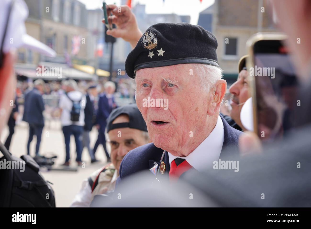 Arromanches-Les Baine Un servizio commovente per commemorare il 80° anniversario dello sbarco del D Day si svolge sulla città costiera di Arromanches. Un gruppo di veterani della seconda guerra mondiale, gli ultimi, sono presenti per rendere omaggio alla memoria dei soldati che non sopravvissero ai primi mesi della campagna alleata, allo sbarco del D-Day e alla battaglia di Normandia. Crediti: Casper Farrell/Alamy News Foto Stock