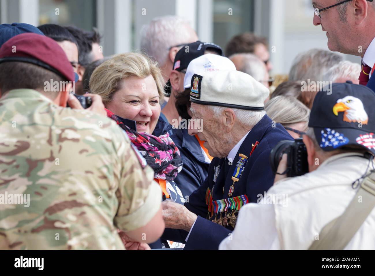 Arromanches-Les Baine. Il veterano del D-Day Alec Penstone incontra affettuose folle. Un commovente servizio per commemorare il 80° anniversario degli sbarchi del D Day si svolge sulla città costiera di Arromanches. Un gruppo di veterani della seconda guerra mondiale, gli ultimi, sono presenti per rendere omaggio alla memoria dei soldati che non sopravvissero ai primi mesi della campagna alleata, allo sbarco del D-Day e alla battaglia di Normandia. Crediti: Casper Farrell/Alamy News Foto Stock