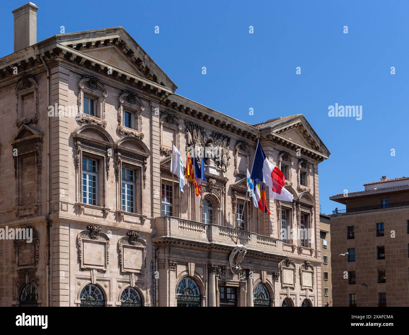 MARSIGLIA, FRANCIA - 19 MAGGIO 2024: Vista esterna del Municipio della città vecchia (l'Hôtel de Ville) su Port du Quai Foto Stock