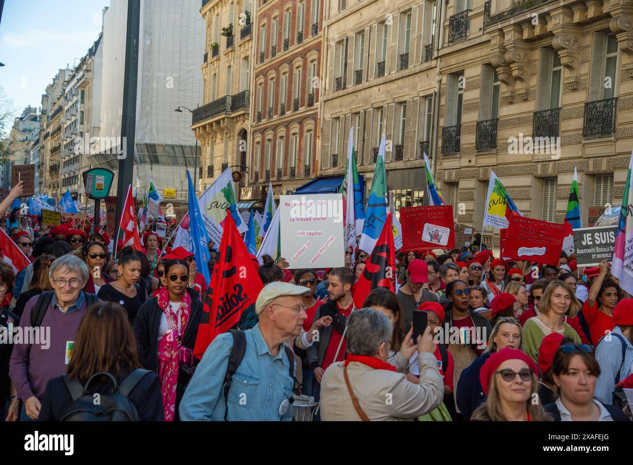 Manifestation nationale des assistantes sociale de la fonction publique, 22 mars 2024, Parigi, Francia. ILS demandent la revalorisation des grilles indiciaires à hauteur de la catégorie A Type pour les AS et A+, CTI, refus du mérite, une création massive de postes, des moyens à la hauteur des missions, ecc. De nombreux assistantes et assistants de service sociale de l'éducation nationale sont présents et présentes, venus de toute la France. Foto Stock