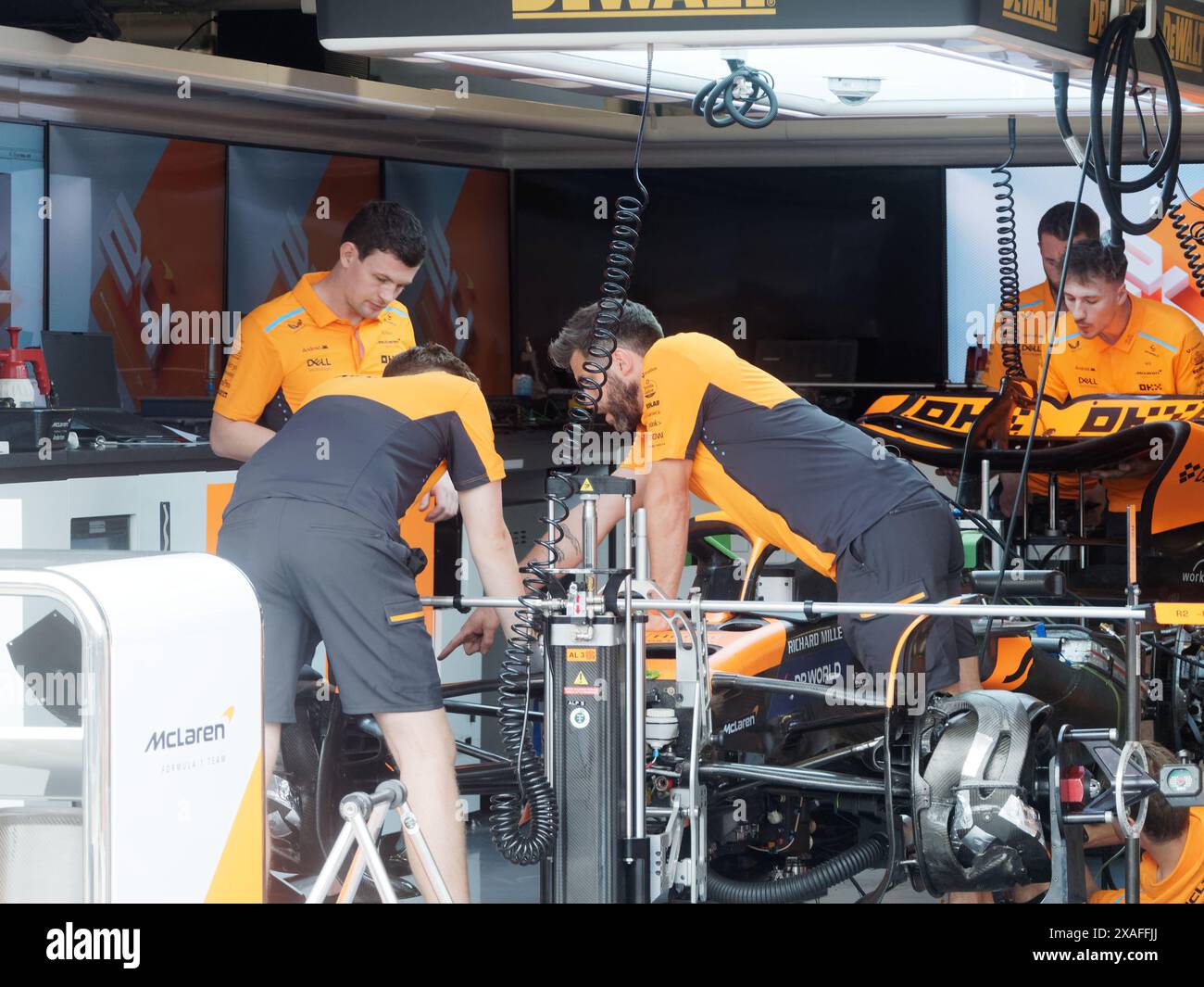 Montreal, Canada. 6 giugno 2024.i meccanici della McLaren Formula 1 Team lavorano su Lando Norris MLC38 per il Gran Premio del Canada, prove di Formula 1 venerdì Foto Stock