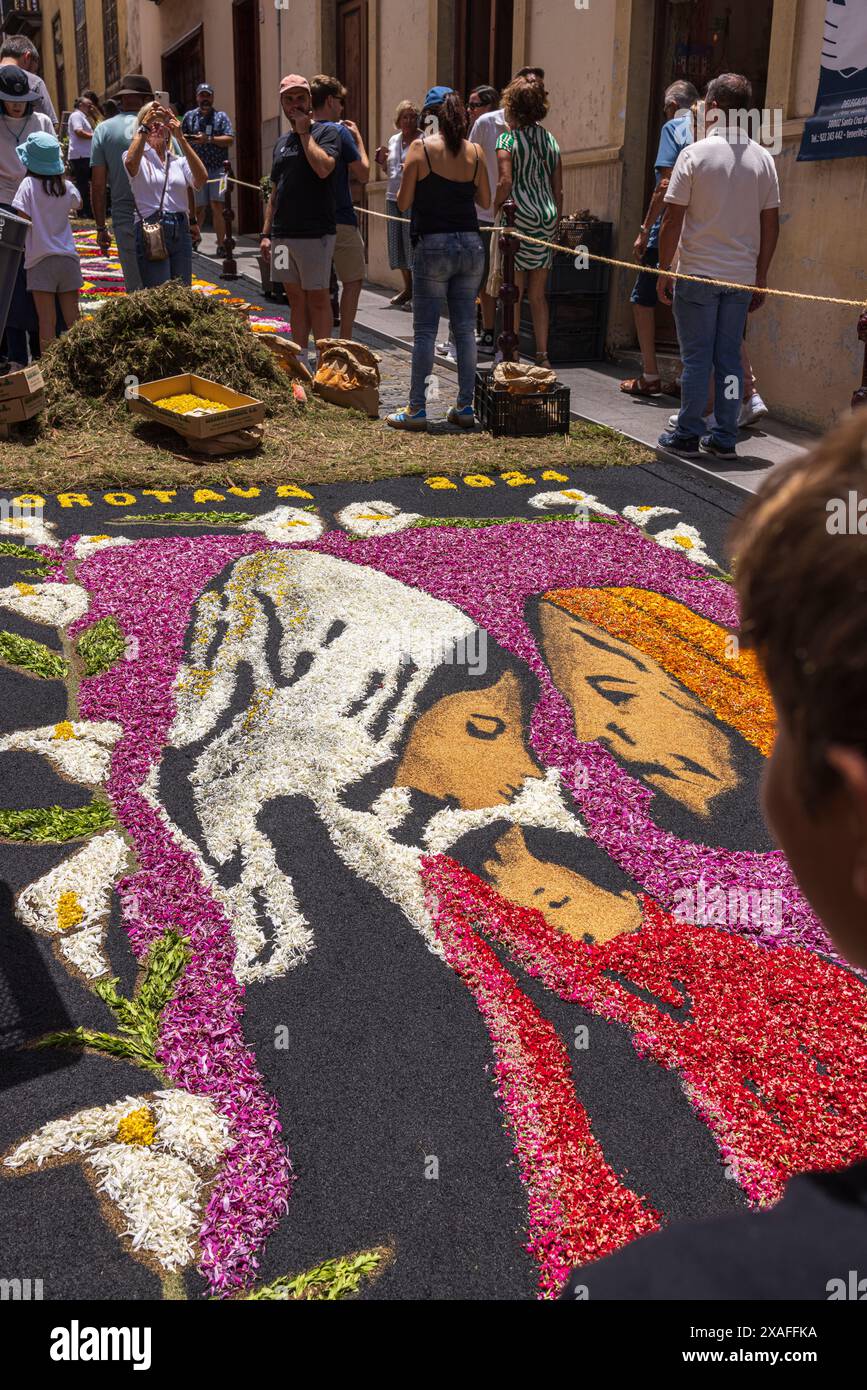 La Orotava, Tenerife, Isole Canarie, 6 giugno 2024. Tappeti di fiori Corpus Christi per le strade della città vecchia per celebrare l'annuale festa religiosa del Corpus Christi. La gente della città costruisce elaborate immagini utilizzando petali di fiori raffiguranti scene e simboli religiosi. © Phil Crean/Alamy crediti: Phil Crean A/Alamy Live News Foto Stock