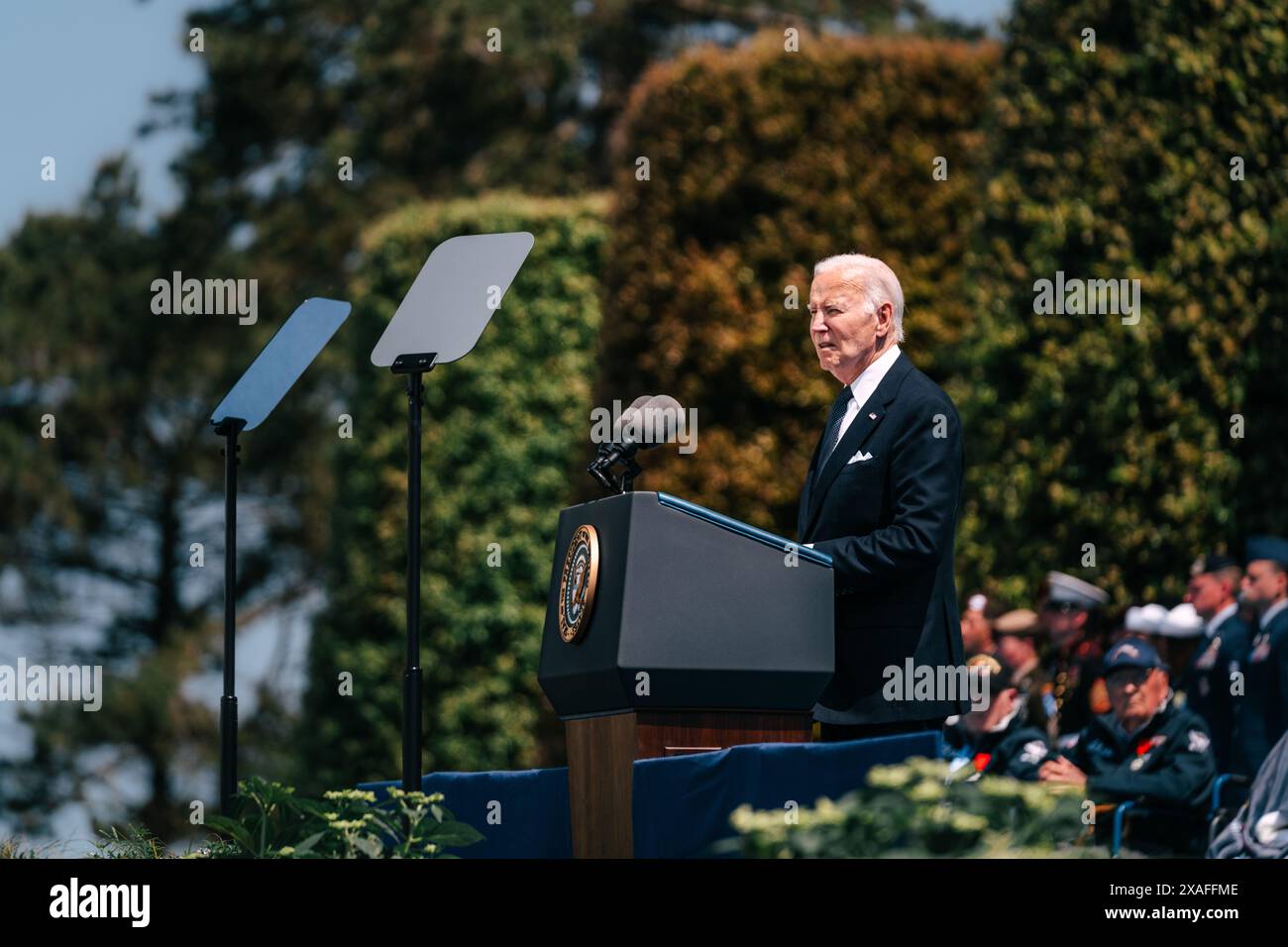 Colleville-sur-Mer, Francia. 6 giugno 2024. U. Il presidente Joe Biden pronuncia le sue osservazioni all'evento del 80° anniversario del D-Day della seconda guerra mondiale presso il cimitero americano di Normandia, il 6 giugno 2024, a Colleville-sur-Mer, in Francia. Biden si unì ad altri leader mondiali per celebrare il 80° anniversario del D-Day. Crediti: Sergente Landon Carter/US Army Photo/Alamy Live News Foto Stock