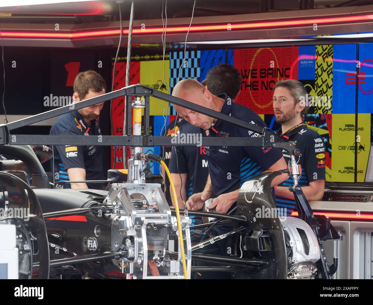 Montreal, Canada. 6 giugno 2024. I meccanici Oracle Red Bull lavorano sulla vettura di Max Verstappen in preparazione del Gran Premio di Formula uno del Canada o Friday Credit; Richard Prudhomme/Alamy Live News Foto Stock