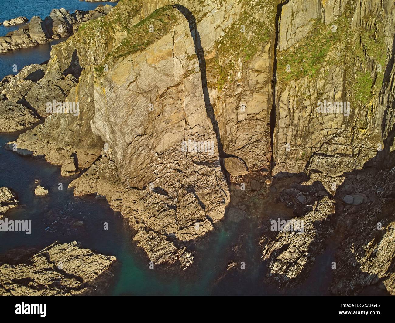 Una vista aerea delle aspre scogliere sul lato sud di Burgh Island, Bigbury, sulla costa meridionale del Devon, in Gran Bretagna. Foto Stock